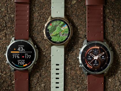 Garmin Fenix 9 Pro inReach Titan 51mm digitales Display braunes Lederband – Herrenuhren Uhr Multifunktion aus Leder und Titan. Das Gehäuse ist rund und grau. Das Lederarmband ist braun. Das Zifferblatt ist digital und schwarz. – Ansicht 7