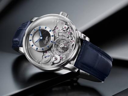 Glashütte Original Senator Chronometer Tourbillon Handaufzug Platin 42mm anthrazitfarbenes Zifferblatt blaues Lederband Limitierte Edition – Herrenuhren Uhr ohne Datum aus 950 Platin. Das Gehäuse ist rund und silber. Das Lederarmband Kroko / Alligator ist blau. Das Zifferblatt ist ein Index in grau. – Ansicht 2