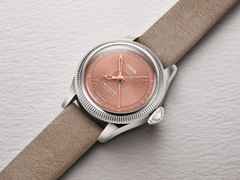 Oris Big Crown Pointer Date Automatik Edelstahl 29mm rosa Zifferblatt braunes Lederband – Damenuhren Uhr mit Datum aus Edelstahl. Das Gehäuse ist rund und silber. Das Lederarmband ist braun. Das Zifferblatt ist ohne Zeichen und rosa. – Ansicht 3