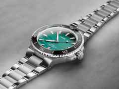 Oris Aquis Date Yangtze Jiangtun Limited Edition Automatik Edelstahl 43,5mm grünes Zifferblatt Metallband – Herrenuhren Uhr mit Datum aus Edelstahl. Das Gehäuse ist rund und silber. Das Edelstahlarmband ist silber. Das Zifferblatt ist ein Index in grün. – Ansicht 4