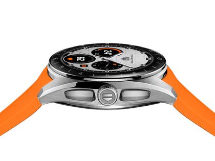 TAG Heuer Connected Calibre E5 Smartwatch Edelstahl 40mm digitales Zifferblatt orangefarbenes Kautschukband – Herrenuhren Uhr Multifunktion aus Edelstahl. Das Gehäuse ist rund und silber. Das Kautschuk / Kunststoff / Silikon Armband ist schwarz. Der Zifferblatt ist digital. – Ansicht 3