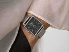 Nomos Glashütte Tetra Origins Basalt Handaufzug Edelstahl 29,5mm schwarzes Zifferblatt graues Lederband Glasboden – Damenuhren Uhr ohne Datum aus Edelstahl und Leder. Das Gehäuse ist quadratisch und silber. Das Lederarmband ist grau. Das Zifferblatt ist arabisch Index und schwarz. – Ansicht 11