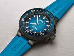 Oris Aquis Pro 1000M Automatik Titan Schwarz-PVD 49,5mm blaues Wellen-Zifferblatt blaues Kautschukband – Herrenuhren Uhr mit Datum aus Edelstahl, Kautschuk, PVD beschichtet und Titan. Das Gehäuse ist rund und schwarz. Das Kautschuk / Kunststoff / Silikon Armband ist blau. Das Zifferblatt ist ein Index in blau. – Ansicht 4
