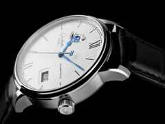Glashütte Original Senator Excellence Panoramadatum Mondphase Automatik Edelstahl 40mm silberfarbenes Zifferblatt schwarzes Lederband – Herrenuhren Uhr mit Datum aus Edelstahl. Das Gehäuse ist rund und silber. Das Lederarmband Kroko / Alligator ist schwarz. Das Zifferblatt ist römisch Index und silber. – Ansicht 3