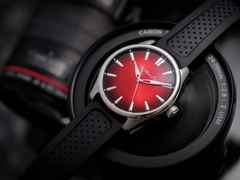 H. Moser & Cie. Pioneer Centre Seconds Rot Fumé Automatik Edelstahl 42,8mm rotes Zifferblatt schwarzes Kautschukband – Herrenuhren Uhr ohne Datum aus Edelstahl. Das Gehäuse ist rund und silber. Das Kautschuk / Kunststoff / Silikon Armband ist schwarz. Das Zifferblatt ist ein Index in rot. – Ansicht 3