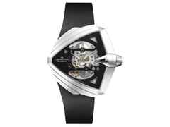 Hamilton Ventura XXL Skeleton Automatic Edelstahl 46x46mm skelettiertes Zifferblatt schwarzes Kautschukband – Herrenuhren Uhr ohne Datum aus Edelstahl und Kautschuk. Das Gehäuse ist sonstige Form und silber. Das Kautschuk / Kunststoff / Silikon Armband ist schwarz. Das Zifferblatt ist skelettiert und schwarz.
