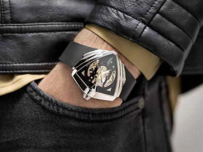 Hamilton Ventura XXL Skeleton Automatic Edelstahl 46x46mm skelettiertes Zifferblatt schwarzes Kautschukband – Herrenuhren Uhr ohne Datum aus Edelstahl und Kautschuk. Das Gehäuse ist sonstige Form und silber. Das Kautschuk / Kunststoff / Silikon Armband ist schwarz. Das Zifferblatt ist skelettiert und schwarz. – Ansicht 6
