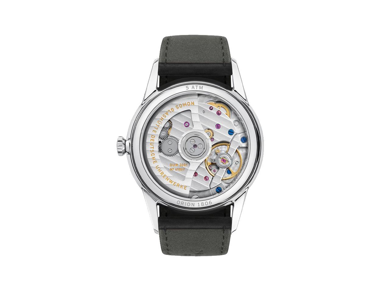Nomos Glashütte Orion neomatik New Black Automatik Edelstahl 36mm schwarzes Zifferblatt schwarzes Lederband Glasboden – Herrenuhren Uhr ohne Datum aus Edelstahl und Leder. Das Gehäuse ist rund und silber. Das Lederarmband ist schwarz. Das Zifferblatt ist ein Index in schwarz. – Ansicht 2
