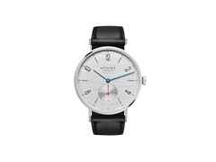 Nomos Glashütte Tangente 39 neomatik Silvercut Automatik Edelstahl 39mm silberfarbenes Zifferblatt schwarzes Lederband – Herrenuhren Uhr ohne Datum aus Edelstahl. Das Gehäuse ist rund und silber. Das Lederarmband ist schwarz. Das Zifferblatt ist arabisch Index und silber.