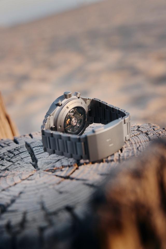 Porsche Design Chronograph 1 - All Titanium Numbered Edition – Herrenuhren Chronograph aus Titan. Das Gehäuse ist rund und silber. Das Titanarmband ist silber. Das Zifferblatt ist ein Index in schwarz. – Ansicht 6