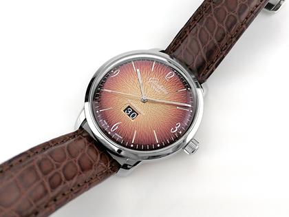 Glashütte Original Sixties Panoramadatum Limited Edition Automatik Edelstahl 42mm oranges Zifferblatt braunes Lederband 2-39-47-09-02-04 Full Set Occasion Neu – Herrenuhren Uhr mit Datum aus Edelstahl. Das Gehäuse ist rund und silber. Das Lederarmband Kroko / Alligator ist braun. Das Zifferblatt ist arabisch Index und orange. – Ansicht 3