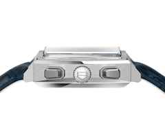 TAG Heuer Monaco Chronograph Automatik Edelstahl 39mm blaues Zifferblatt blaues Lederband – Herrenuhren Chronograph aus Edelstahl. Das Gehäuse ist rechteckig und silber. Das Lederarmband Kroko / Alligator ist blau. Das Zifferblatt ist ein Index in blau. – Ansicht 3
