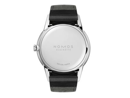Nomos Glashütte Orion 38 Handaufzug Edelstahl 38mm weißes Zifferblatt schwarzes Zifferblatt Stahlboden – Herrenuhren Uhr ohne Datum aus Edelstahl. Das Gehäuse ist rund und silber. Das Lederarmband ist schwarz. Das Zifferblatt ist ein Index in weiß. – Ansicht 3