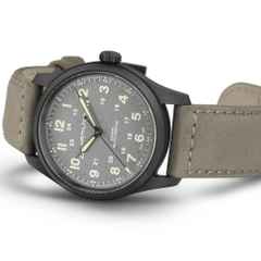 Hamilton Khaki Field Titanium Auto Titan 38mm graues Zifferblatt graues Lederband – Herrenuhren Uhr ohne Datum aus Leder und Titan. Das Gehäuse ist rund und silber. Das Lederarmband ist grau. Das Zifferblatt ist arabisch und grau. – Ansicht 2