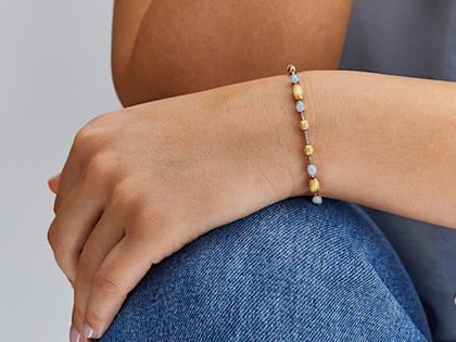 Nanis Dancing in the Rain Azure Armband Gelbgold Milky Aquamarin – Armschmuck Armband aus 750 Gelbgold. – Ansicht 2