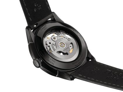 Tissot Chemin des Tourelles Squelette Powermatic 80 Automatik Edelstahl PVD-Schwarz 39mm skelettiertes Zifferblatt schwarzes Lederband – Herrenuhren Uhr ohne Datum aus Edelstahl und PVD beschichtet. Das Gehäuse ist rund und schwarz. Das Lederarmband ist schwarz. Das Zifferblatt ist ein Index in schwarz. – Ansicht 3