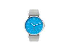 Nomos Glashütte Ahoi neomatik Signalblau Automatik Edelstahl 36mm blaues Zifferblatt graues Textilband – Damenuhren Uhr ohne Datum aus Edelstahl. Das Gehäuse ist rund und silber. Das Textilarmband ist grau. Das Zifferblatt ist arabisch Index und blau.