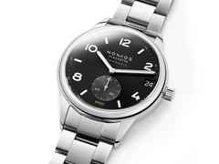 Nomos Glashütte Club Sport neomatik 42 Datum Automatik Edelstahl 42mm schwarzes Zifferblatt Metallband – Herrenuhren Uhr mit Datum aus Edelstahl. Das Gehäuse ist rund und silber. Das Edelstahlarmband ist silber. Das Zifferblatt ist arabisch Index und schwarz. – Ansicht 2