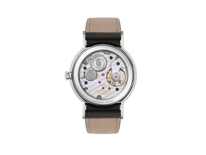 Nomos Glashütte Ludwig 33 Noir Handaufzug Edelstahl schwarzes Zifferblatt schwarzes Lederband Glasboden – Damenuhren Uhr ohne Datum aus Edelstahl und Leder. Das Gehäuse ist rund und silber. Das Lederarmband ist schwarz. Das Zifferblatt ist römisch Index und schwarz. – Ansicht 4