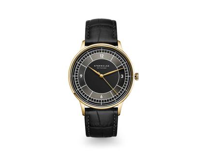 Herrenuhren Uhr ohne Datum aus Edelstahl, Leder und PVD beschichtet. Das Gehäuse ist rund und gelbgold. Das Lederarmband ist schwarz. Das Zifferblatt ist arabisch Index und schwarz.