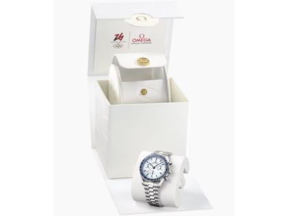 Omega Speedmaster 38 Chronograph Automatik Milano Cortina 2026 Edelstahl 38mm weißes Zifferblatt Metallband – Herrenuhren Chronograph aus Edelstahl und Keramik. Das Gehäuse ist rund und silber. Das Edelstahlarmband ist silber. Das Zifferblatt ist ein Index in weiß. – Ansicht 2