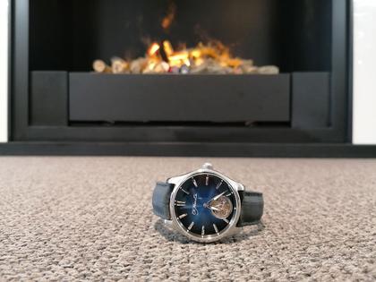 H. Moser & Cie. Pioneer Tourbillon Fumé Mitternachtsblau Limited Edition Automatik Edelstahl 42,8mm blaues Zifferblatt schwarzes Lederband – Herrenuhren Uhr ohne Datum aus Edelstahl. Das Gehäuse ist rund und silber. Das Lederarmband Kroko / Alligator ist schwarz. Das Zifferblatt ist ein Index in blau. – Ansicht 5