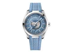 Omega Seamaster Aqua Terra 150M Automatik Edelstahl 43mm hellblaues Zifferblatt Kautschukband Summer Blue – Herrenuhren Uhr mit Datum aus Edelstahl. Das Gehäuse ist rund und silber. Das Kautschuk / Kunststoff / Silikon Armband ist blau. Das Zifferblatt ist ein Index in blau.
