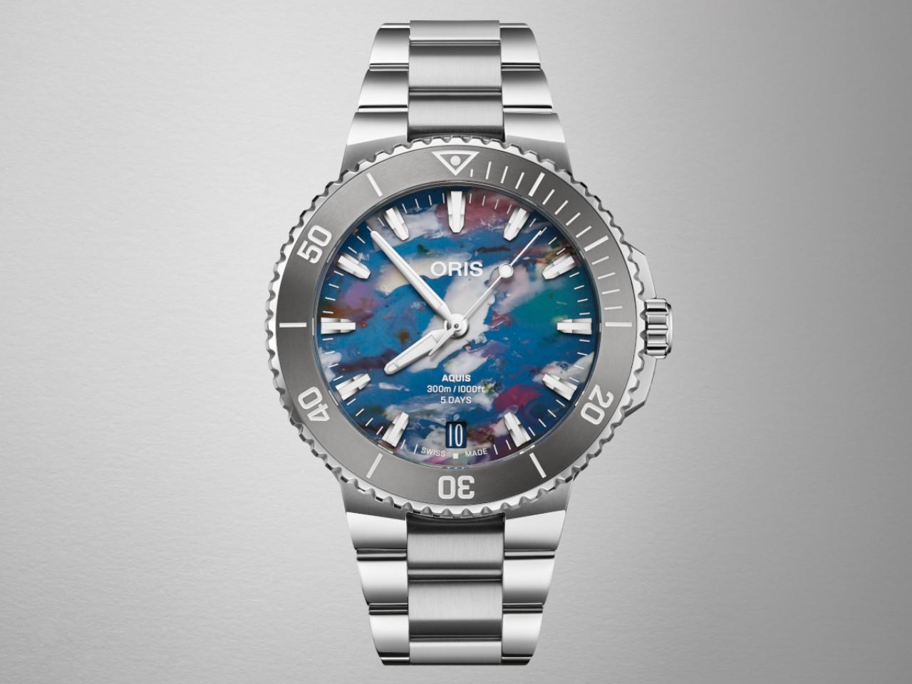 Oris Aquis Date Upcycle Calibre 400 Automatik Edelstahl 43,5mm mehrfarbiges Zifferblatt Metallband – Herrenuhren Uhr mit Datum aus Edelstahl und Wolfram. Das Gehäuse ist rund und silber. Das Edelstahlarmband ist silber. Das Zifferblatt ist ein Index in mehrfarbig. – Ansicht 3
