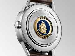 Longines Flagship Heritage Automatik Edelstahl 38,5mm beiges Zifferblatt braunes Lederband – Herrenuhren Uhr mit Datum aus Edelstahl, Leder und vergoldet. Das Gehäuse ist rund und silber. Das Lederarmband Kroko / Alligator ist braun. Das Zifferblatt ist ein Index in silber. – Ansicht 3