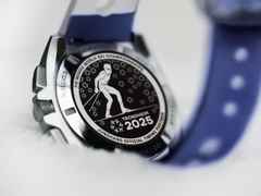 Junghans 1972 Chronoscope FIS Edition Trondheim 2025 Quarz Edelstahl 43mm silberweißes Zifferblatt blaues Lederband – Herrenuhren Chronograph aus Edelstahl. Das Gehäuse ist rund und silber. Das Lederarmband ist blau. Das Zifferblatt ist ein Index in weiß. – Ansicht 3