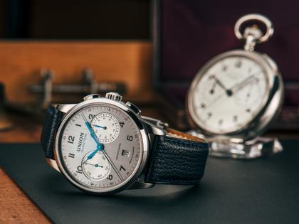 Union Glashütte 1893 Johannes Dürrstein Edition Chronograph Jubiläumsedition 130 Jahre Handaufzug Edelstahl 42mm silberfarbenes Zifferblatt blaues Lederband – Herrenuhren Chronograph aus Edelstahl. Das Gehäuse ist rund und silber. Das Lederarmband ist blau. Das Zifferblatt ist arabisch und silber. – Ansicht 5