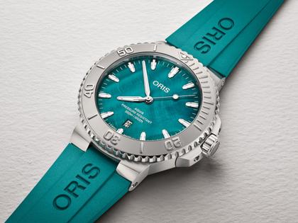 Oris New York Harbor LE II Automatik Edelstahl 43,5mm petrolfarbenes Perlmutt-Zifferblatt petrolfarbenes Kautschukband limitiert – Herrenuhren Uhr mit Datum aus Edelstahl und Kautschuk. Das Gehäuse ist rund und silber. Das Kautschuk / Kunststoff / Silikon Armband ist türkis. Das Zifferblatt ist ein Index in türkis. – Ansicht 5