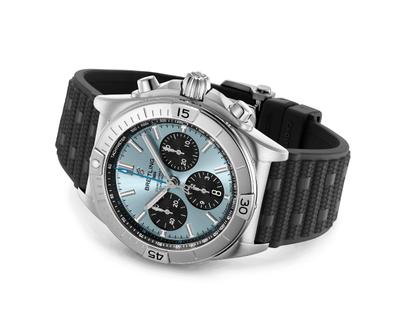 Breitling Chronomat B01 42 Automatik Edelstahl Platin eisblaues Zifferblatt schwarzes Kautschukband – Herrenuhren Chronograph aus 950 Platin und Edelstahl. Das Gehäuse ist rund und silber. Das Kautschuk / Kunststoff / Silikon Armband ist schwarz. Das Zifferblatt ist ein Index in blau. – Ansicht 3