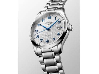 Longines Master Collection Automatik Edelstahl 41mm silbernes Zifferblatt Metallband – Herrenuhren Uhr mit Datum aus Edelstahl. Das Gehäuse ist rund und silber. Das Edelstahlarmband ist silber. Das Zifferblatt ist arabisch und silber. – Ansicht 3