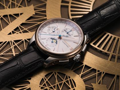 Union Glashütte Belisar Chronograph Mondphase Automatik Edelstahl 42mm weißes Zifferblatt braunes Lederband – Herrenuhren Chronograph aus Edelstahl. Das Gehäuse ist rund und silber. Das Lederarmband ist braun. Das Zifferblatt ist arabisch Index und silber. – Ansicht 4