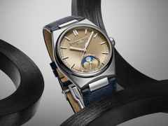 Frederique Constant Highlife Moonphase Date Manufacture Automatik Edelstahl 39mm beiges Zifferblatt Metallband und blaues Lederband – Herrenuhren Uhr mit Datum aus Edelstahl und Leder. Das Gehäuse ist rund und silber. Das Edelstahlarmband ist silber. Das Zifferblatt ist ein Index in beige. – Ansicht 10