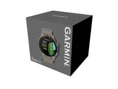 Garmin Approach S72 Titan Grau-DLC 43mm digitales Display graues Textilband – Herrenuhren Uhr Multifunktion aus Keramik und Kunststoff. Das Gehäuse ist rund und grau. Das Textilarmband ist grau. Das Zifferblatt ist digital und schwarz. – Ansicht 7