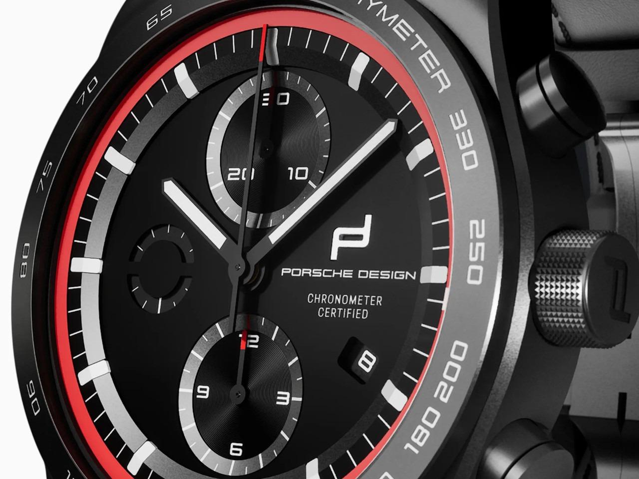 Porsche Design Custom Built Timepieces Watchmakers Choice "IndischRot" Chronograph Automatik Titan Schwarz 42mm schwarzes Zifferblatt schwarzes Lederband – Herrenuhren Chronograph aus Edelstahl, Leder, Titan und Titancarbid beschichtet. Das Gehäuse ist rund und schwarz. Das Lederarmband ist schwarz. Das Zifferblatt ist ein Index in schwarz. – Ansicht 3