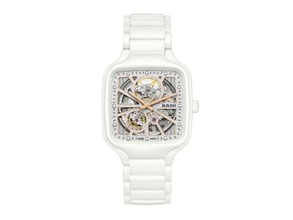Rado True Square Open Heart Automatik Keramik 38mm skelettiertes Zifferblatt mit Brillanten Keramikband – Herrenuhren Uhr ohne Datum aus Keramik, rhodiniert und Titan. Das Gehäuse ist quadratisch und weiß. Das Keramikarmband ist weiß. Das Zifferblatt ist skelettiert und weiß.