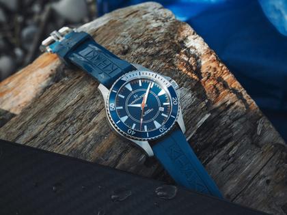 Hamilton Khaki Navy x Syroco Special Edition Automatik Edelstahl 40mm blaues Zifferblatt blaues Kautschukband – Herrenuhren Uhr mit Datum aus Edelstahl und Kautschuk. Das Gehäuse ist rund und silber. Das Kautschuk / Kunststoff / Silikon Armband ist blau. Das Zifferblatt ist ein Index in blau. – Ansicht 6