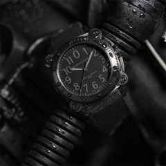 Hamilton BeLOWZERO Auto TENET Titan 46mm graue Zeigerspitze schwarzes Kautschukband – Herrenuhren Uhr ohne Datum aus Titan. Das Gehäuse ist rund und schwarz. Das Kautschuk / Kunststoff / Silikon Armband ist schwarz. Das Zifferblatt ist arabisch und schwarz. – Ansicht 2