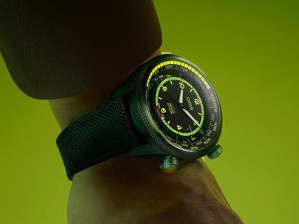 Oris ProPilot Altimeter "Mission Control" X Bamford Watch Department Automatik Karbon 47mm schwarzes Zifferblatt schwarzes Textilband Limited Edition – Herrenuhren Uhr mit Datum aus Carbon, Leder, PVD beschichtet und Titan. Das Gehäuse ist rund und schwarz. Das Textilarmband ist schwarz. Das Zifferblatt ist arabisch Index und schwarz. – Ansicht 12