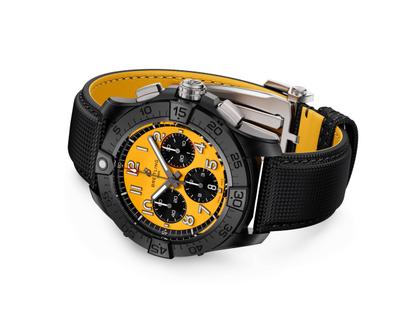 Breitling Avenger B01 Chronograph 44 Night Mission Automatik Keramik gelbes Zifferblatt schwarzes Lederband – Herrenuhren Chronograph aus Keramik, Leder und Titan. Das Gehäuse ist rund und schwarz. Das Lederarmband ist schwarz. Das Zifferblatt ist ein Index in gelb. – Ansicht 3