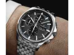 Junghans Meister S Chronoscope Automatik Edelstahl 45mm graues Zifferblatt Metallband – Herrenuhren Chronograph aus Edelstahl. Das Gehäuse ist rund und silber. Das Edelstahlarmband ist silber. Das Zifferblatt ist ein Index in grau. – Ansicht 4