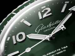 Glashütte Original SeaQ Panoramadatum Automatik Edelstahl 43mm grünes Zifferblatt grünes Kautschukband – Herrenuhren Uhr mit Datum aus Edelstahl und Keramik. Das Gehäuse ist rund und silber. Das Kautschuk / Kunststoff / Silikon Armband ist grün. Das Zifferblatt ist arabisch Index und grün. – Ansicht 2