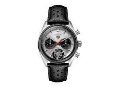 TAG Heuer Carrera Chronograph Tourbillon Automatik Edelstahl 42mm silbernes Zifferblatt schwarzes Lederband – Herrenuhren Chronograph aus Edelstahl und Leder. Das Gehäuse ist rund und silber. Das Lederarmband ist schwarz. Das Zifferblatt ist ein Index in silber.