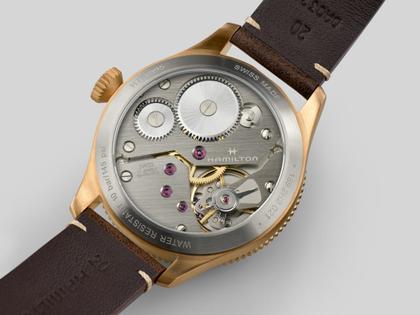 Hamilton Khaki Aviation Pilot Pioneer Mechanical Handaufzug Bronze 43mm schwarzes Zifferblatt braunes Lederband – Herrenuhren Uhr ohne Datum aus Bronze und Leder. Das Gehäuse ist rund und gelbgold. Das Lederarmband ist braun. Das Zifferblatt ist arabisch und schwarz. – Ansicht 4