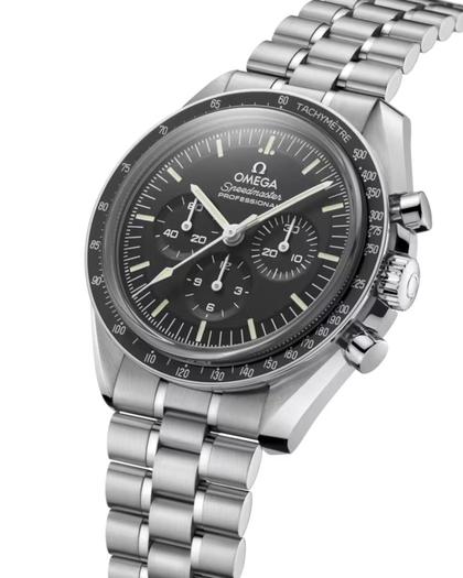 Omega Speedmaster Moonwatch Professional Chronograph Handaufzug Edelstahl 42mm schwarzes Zifferblatt Metallband – Herrenuhren Chronograph aus Edelstahl und eloxiertes Aluminium. Das Gehäuse ist rund und silber. Das Edelstahlarmband ist silber. Das Zifferblatt ist ein Index in schwarz. – Ansicht 3