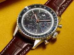 Breitling Navitimer B19 Chronograph 43 Perpetual Calendar Automatik Edelstahl graues Zifferblatt braunes Lederband – Herrenuhren Chronograph aus 950 Platin, Edelstahl und Leder. Das Gehäuse ist rund und silber. Das Lederarmband Kroko / Alligator ist braun. Das Zifferblatt ist ein Index in grau. – Ansicht 3