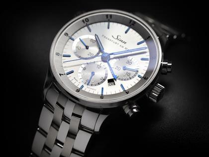 Sinn Spezialuhren 6099 Frankfurter Finanzplatzuhr Automatik Edelstahl 41,5mm silberfarbenes Zifferblatt Metallband limitiert – Herrenuhren Chronograph aus Edelstahl. Das Gehäuse ist rund und silber. Das Edelstahlarmband ist silber. Das Zifferblatt ist ein Index in silber. – Ansicht 9